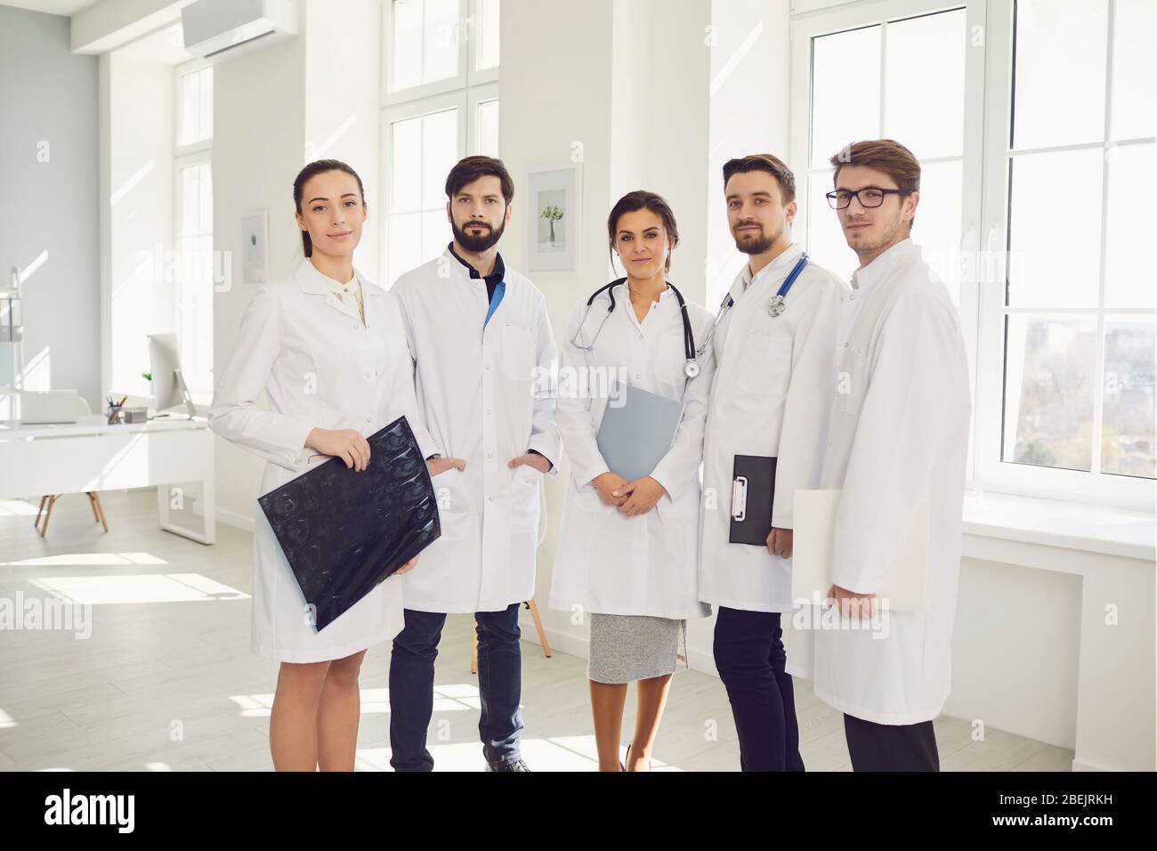 Ein Team von Ärzten diskutiert in einem Gespräch die Diagnose eines Patienten in einem Klinikbüro. Stockfoto