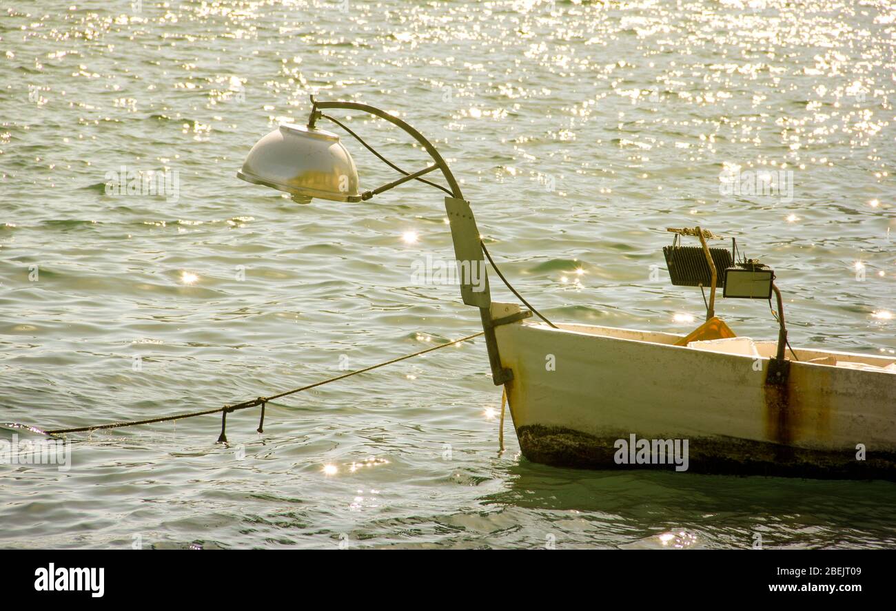 Kleines Fischerboot mit Laterne auf dem Bug, traditionelle Art des Fischens in der Bucht von Boka, Montenegro Stockfoto