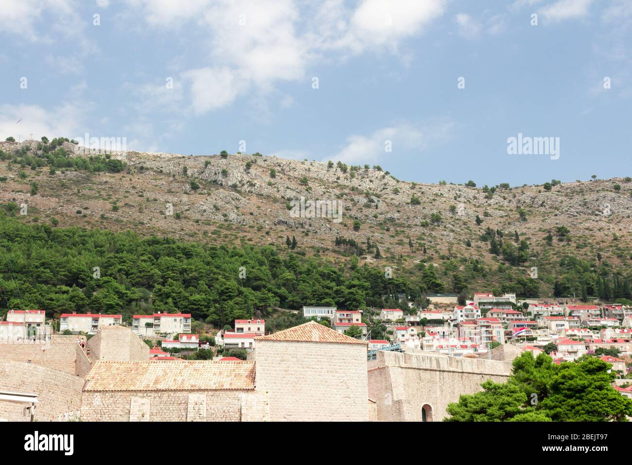 Dubrovnik Altstadt Blick auf die Stadt, alte Burg Blick, alte Festung Blick und Häuser, eine Burg auf der Meeresbucht, handgefertigte Mauern mit alten Ziegeln und st Stockfoto