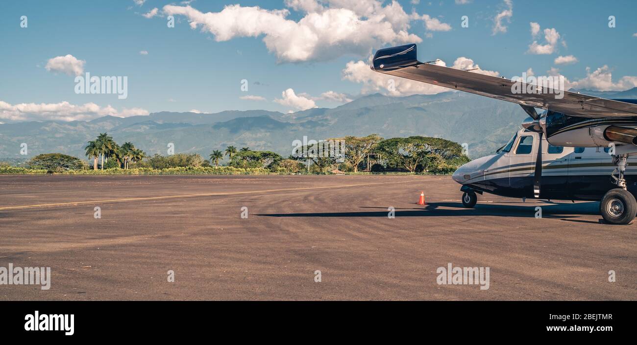 Doppelmotorpropeller Flugzeug auf der Start- und Landebahn des internationalen Flughafens von Armenien, Quindio, Kolumbien. Stockfoto