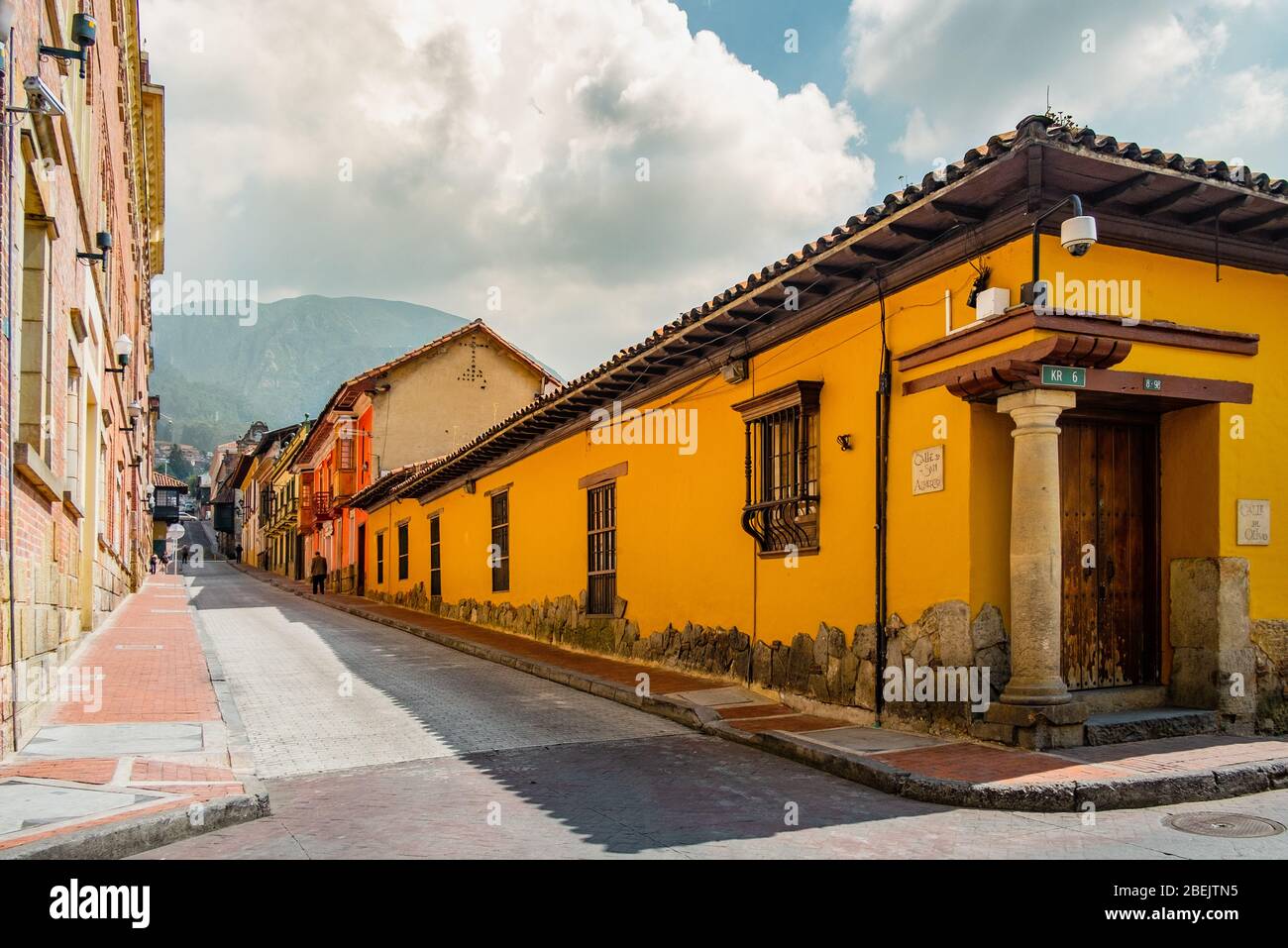 Traditionelle Architektur im Kolonialstil in einer Straße des Candelaria-Viertels, einem historischen Viertel von Bogota, Kolumbien. Stockfoto