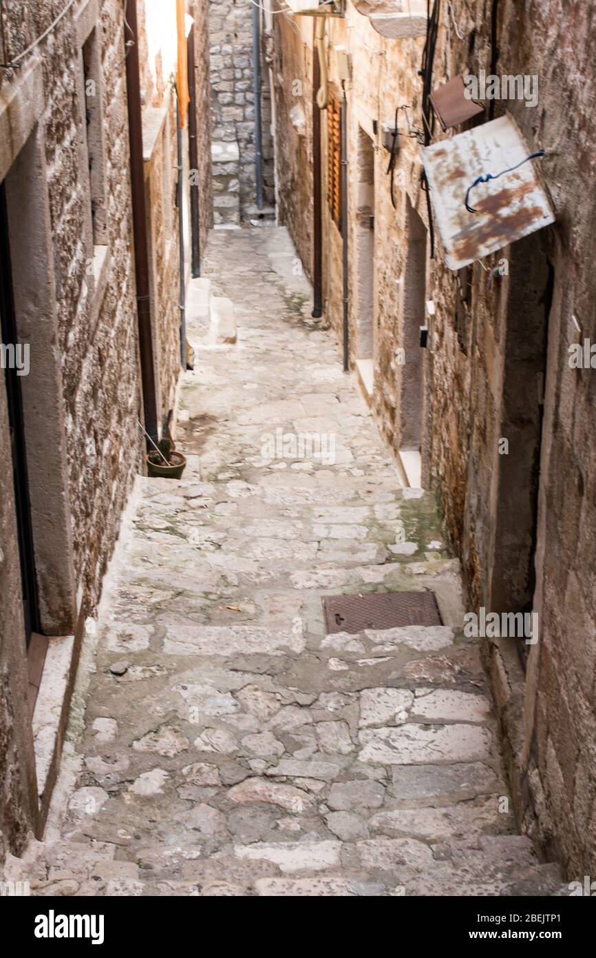 Alte Stadt Gasse, Straßen und Treppen der Altstadt von Dubrovnik, Kroatien, Alte Steinmauern auf beiden Seiten, Steine auf dem Boden Stockfoto