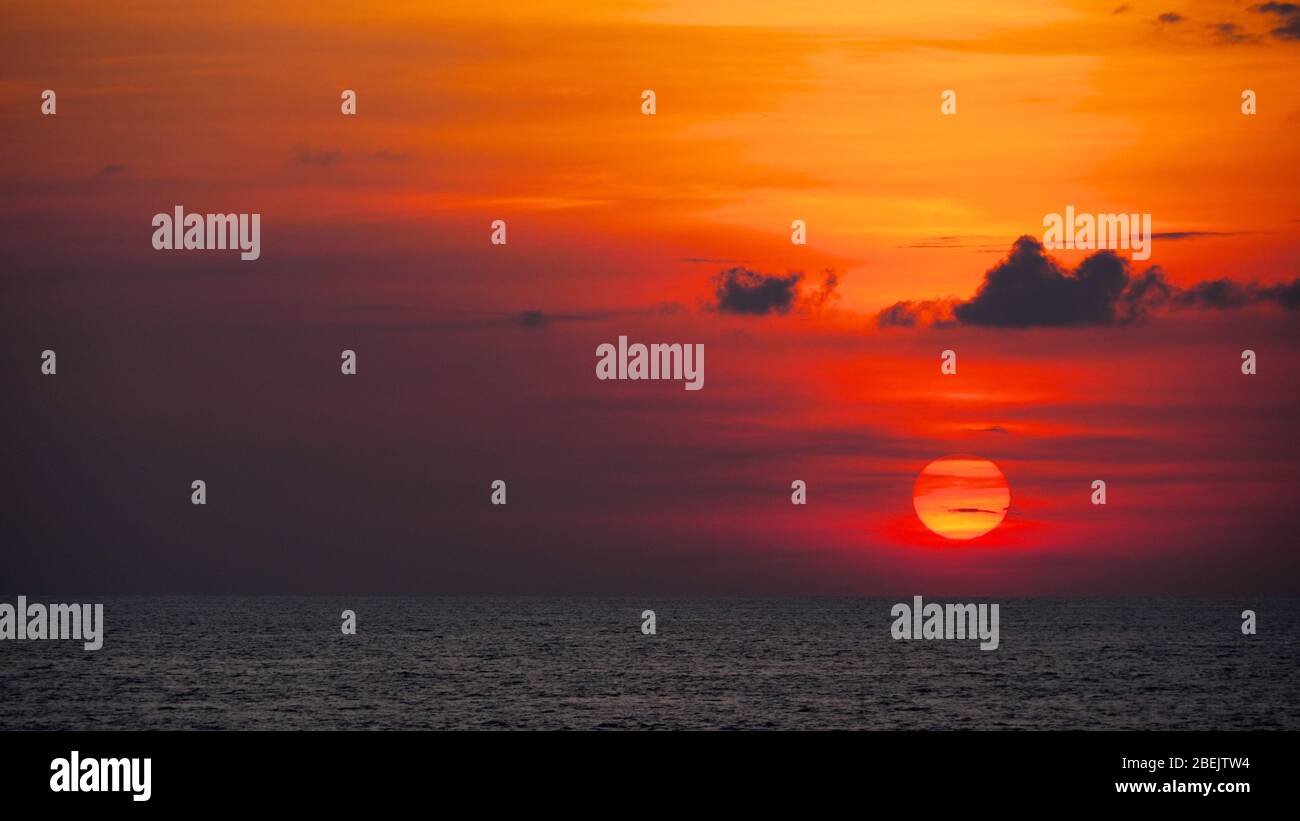 Roter Sonnenuntergang über dem Meer Stockfoto