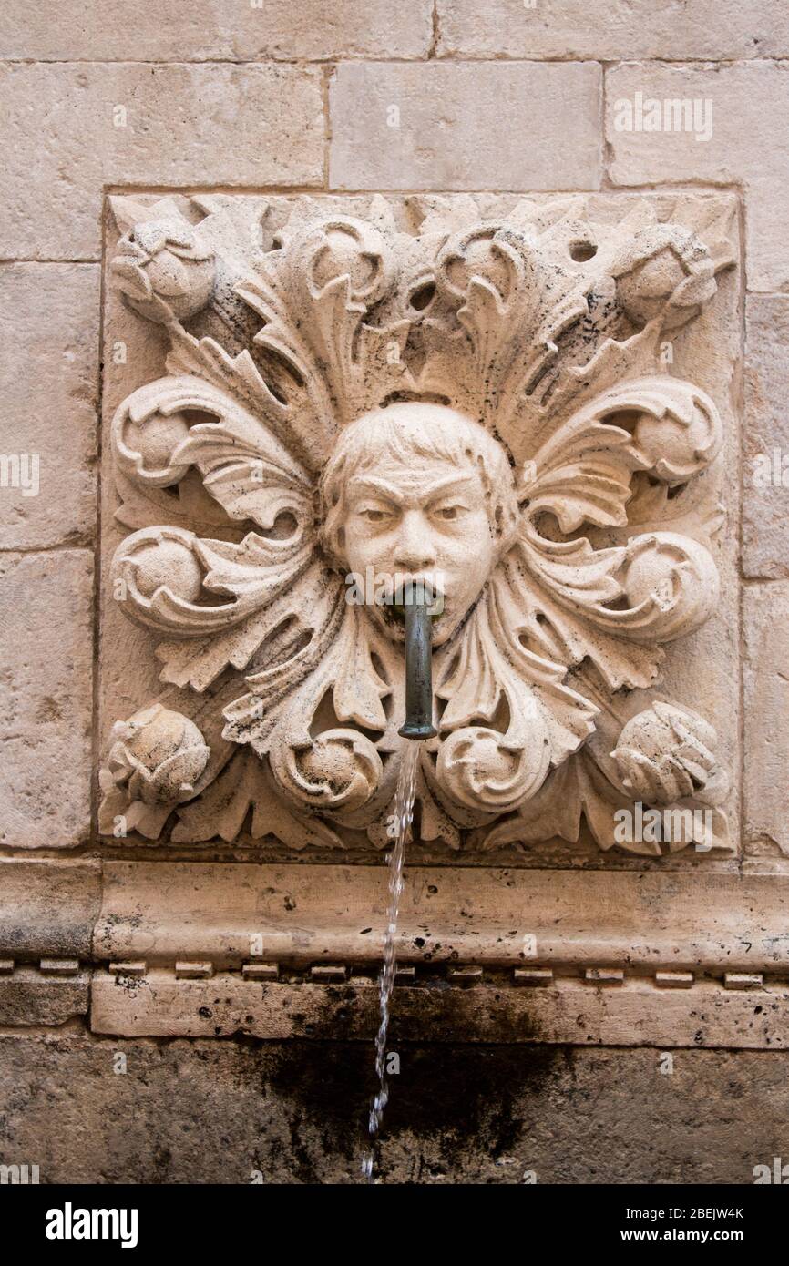 Erstaunlich Onophrian Brunnen Wasserspeier mit Wasserauslauf aus der Mündung die Altstadt von Dubrovnik Kroatien Wasser fließt hinunter Stockfoto