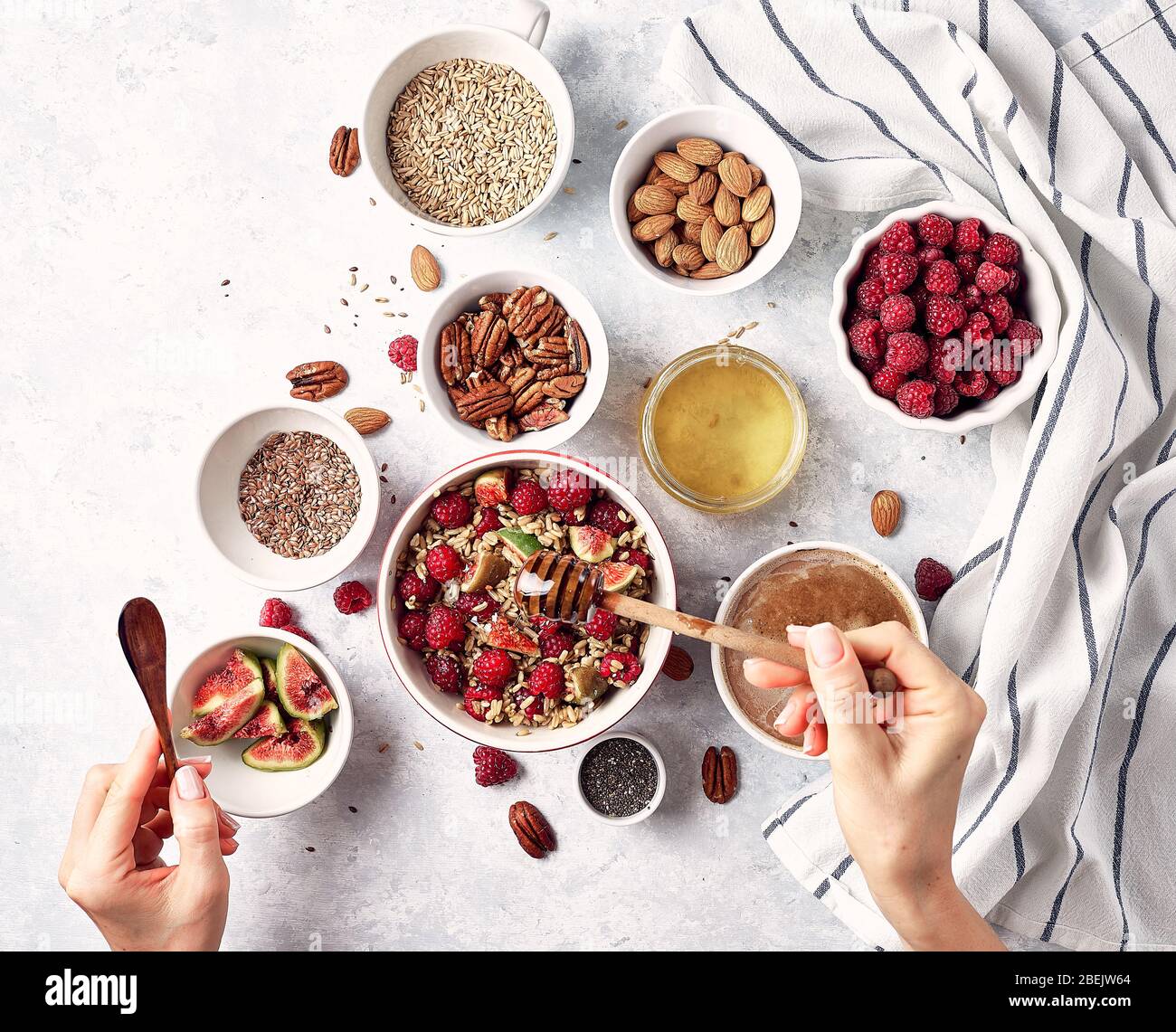 Gesundes Frühstück, Müsli mit Himbeeren, Feigen, Nüsse und Samen. Das Konzept einer gesunden Lebensweise, Ernährung. Stockfoto