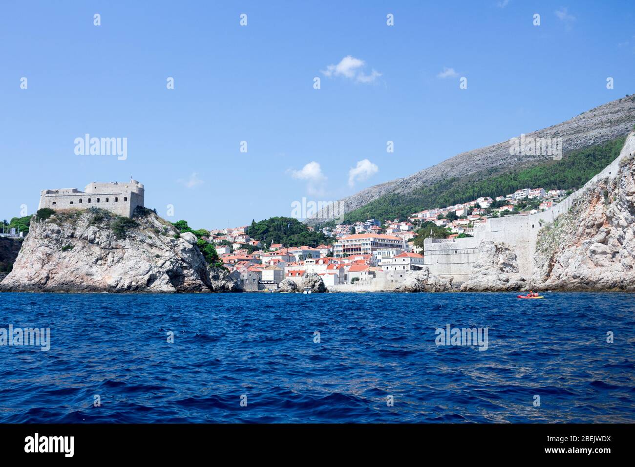Dubrovnik Stadt und Meer Blick die Lage der GOT Serie mit blauem Meerwasser und klaren Himmel Schiffe Stockfoto