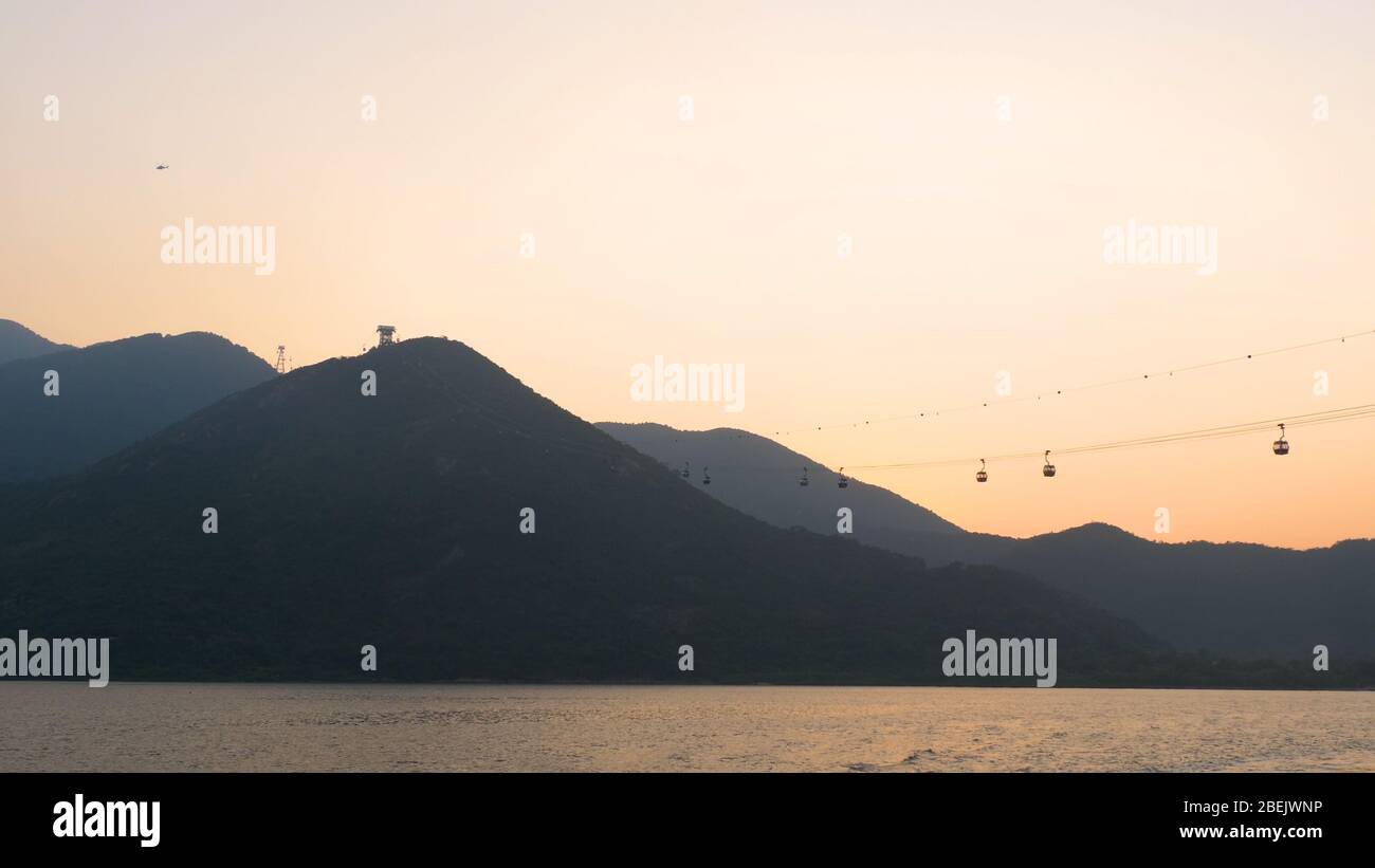 Seilbahn auf der Insel Lantau bei Sonnenuntergang Stockfoto