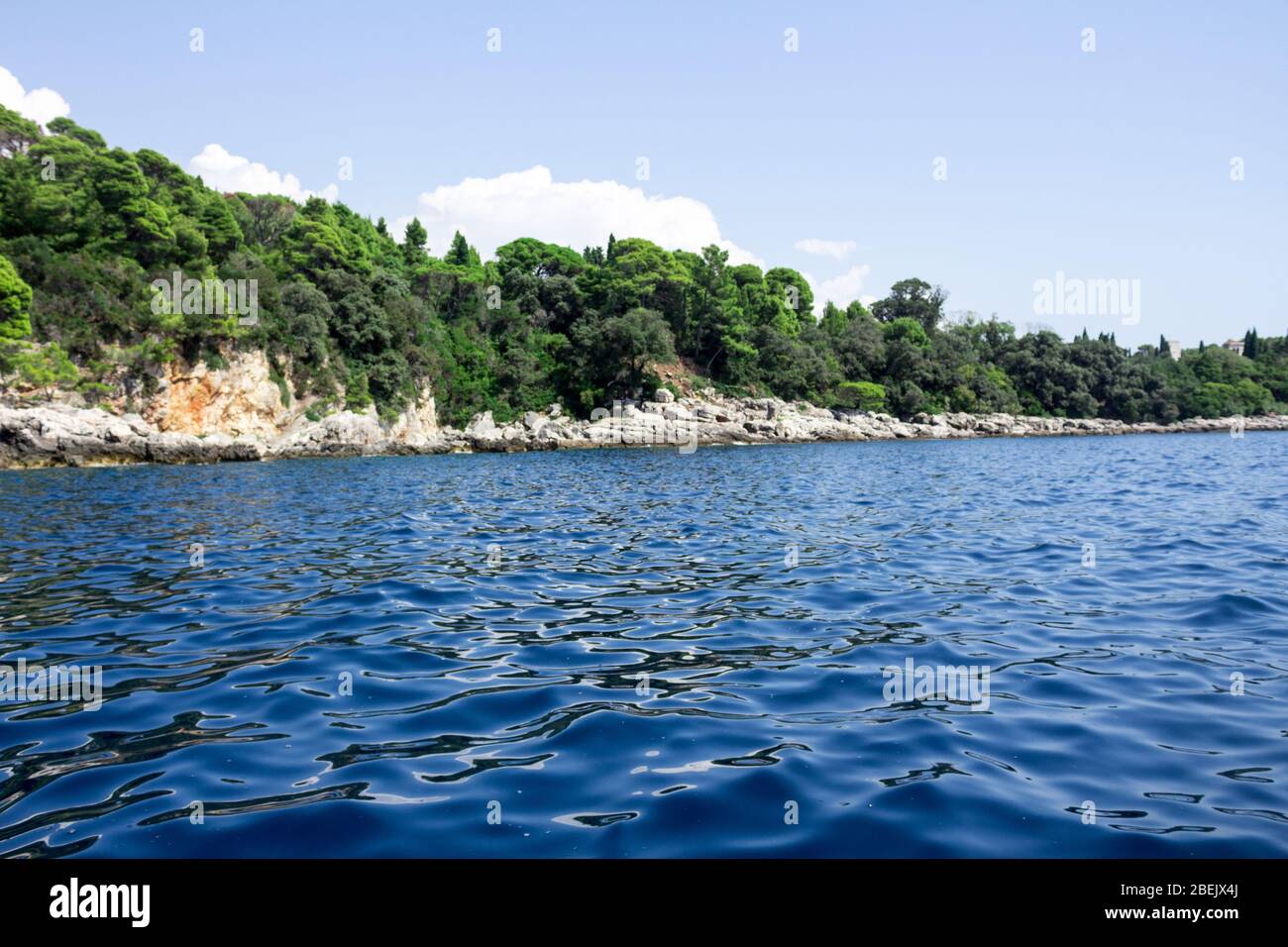 Dubrovnik Blick aufs Meer mit den Klippen und Felsen Wasser spritzt auf den Felsen Blick aus der Mitte des Ozeans Stockfoto