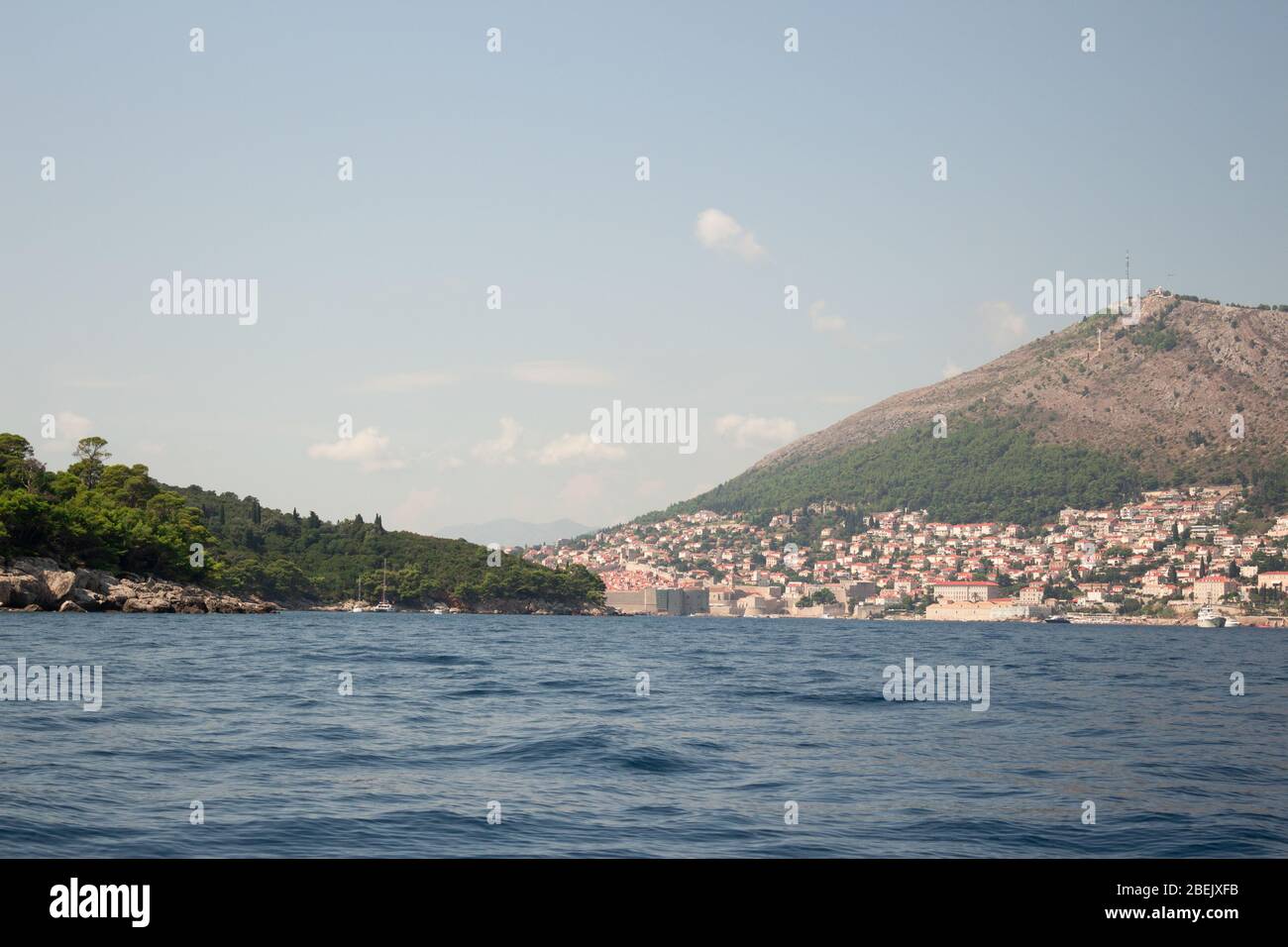 Dubrovnik Stadt und Meer Blick die Lage der GOT Serie mit blauem Meerwasser und klaren Himmel Schiffe Stockfoto