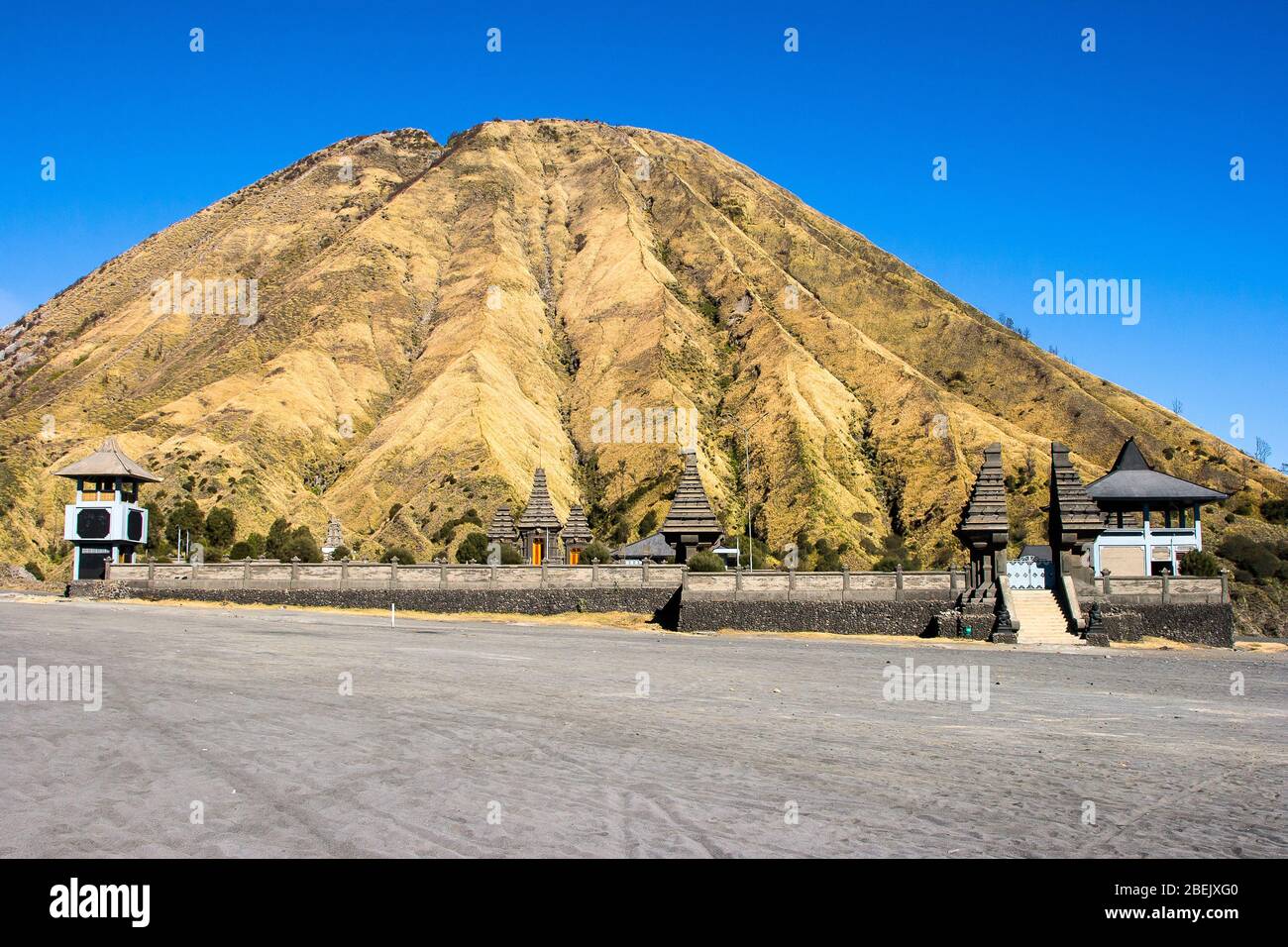 Panoramablick auf den Hindu-Tempel am Fuße des Mount Bromo Vulkan, Java, Indonesien. Stockfoto