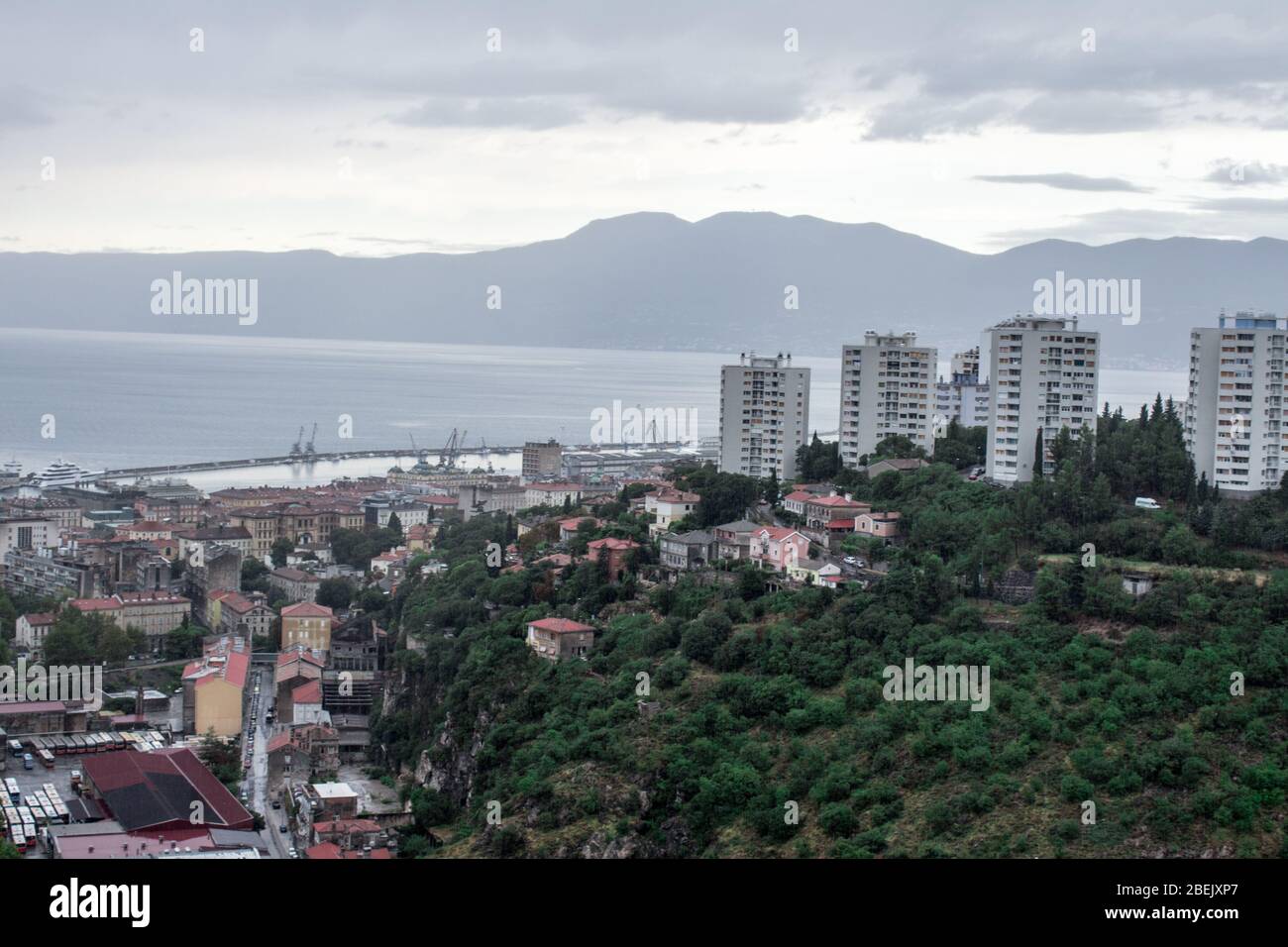 Rijeka Kroatien Blick auf die Stadt von der Spitze des Berges Trsat Festung regnerische Tag und Abend Zeit Stockfoto