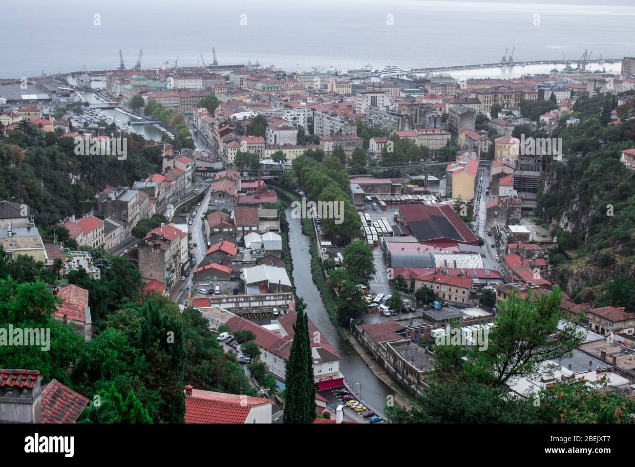 Rijeka Kroatien Blick auf die Stadt von der Spitze des Berges Trsat Festung regnerische Tag und Abend Zeit Stockfoto