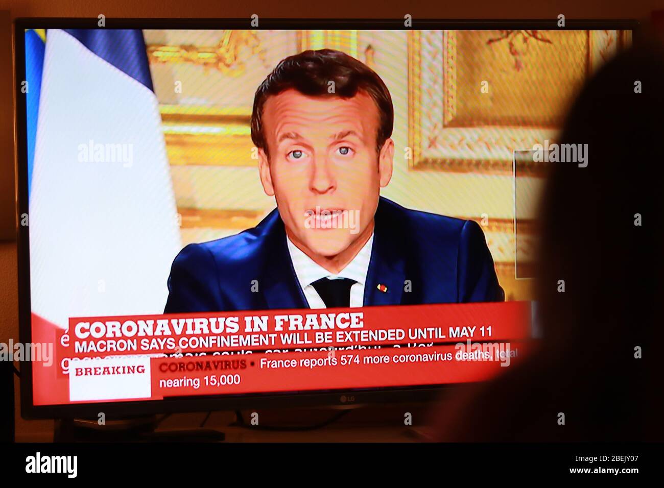 Paris, Frankreich. April 2020. Pergine Valsugana, Italien. 11. April 2020: Coronavirus Pandemie - der französische Präsident Emmanuel Macron am 13. April 2020 in Paris, Frankreich. In den meisten Teilen Europas ist eine umfassende Sperre vorhanden, um die Ausbreitung der Coronavirus-Pandemie zu verlangsamen. In Italien sieht ein Mädchen die Frankreich 24 TV-Bildschirm zeigt Französisch Präsident Emmanuel Macron Rede. In Frankreich wird die Haft mindestens bis zum 11. Mai 2020 stattfinden und größere öffentliche Veranstaltungen werden erst Mitte Juli möglich sein. (Foto von Pierre Teyssot/ESPA-Images) Quelle: Europäische Sportfotoagentur/Alamy Live News Stockfoto