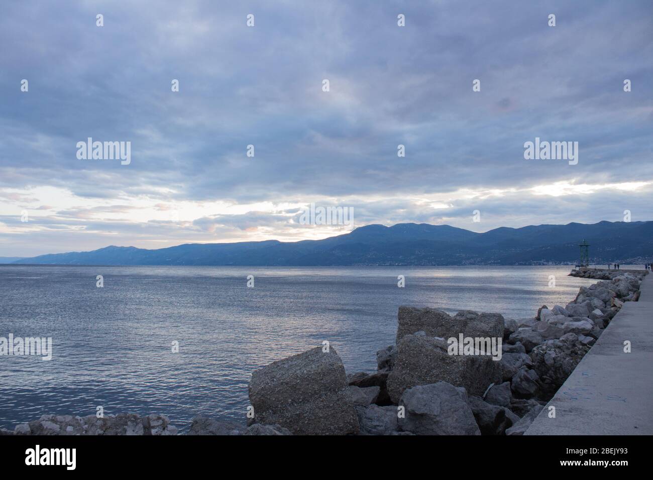Herrlicher Blick auf Meer und Himmel vom alten Hafen von Rijeka Kroatien Stockfoto