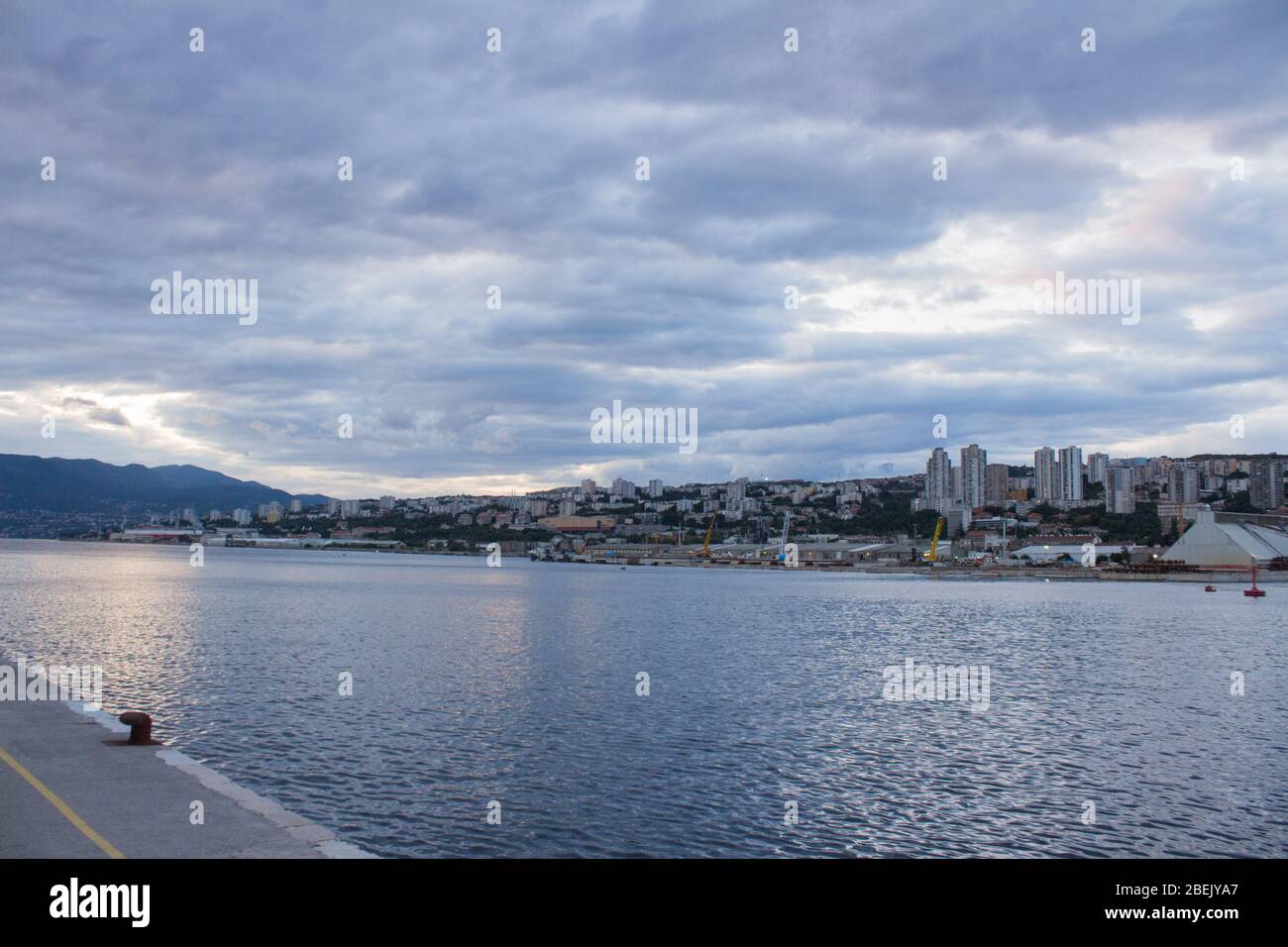 Herrlicher Blick auf Meer und Himmel vom alten Hafen von Rijeka Kroatien Stockfoto