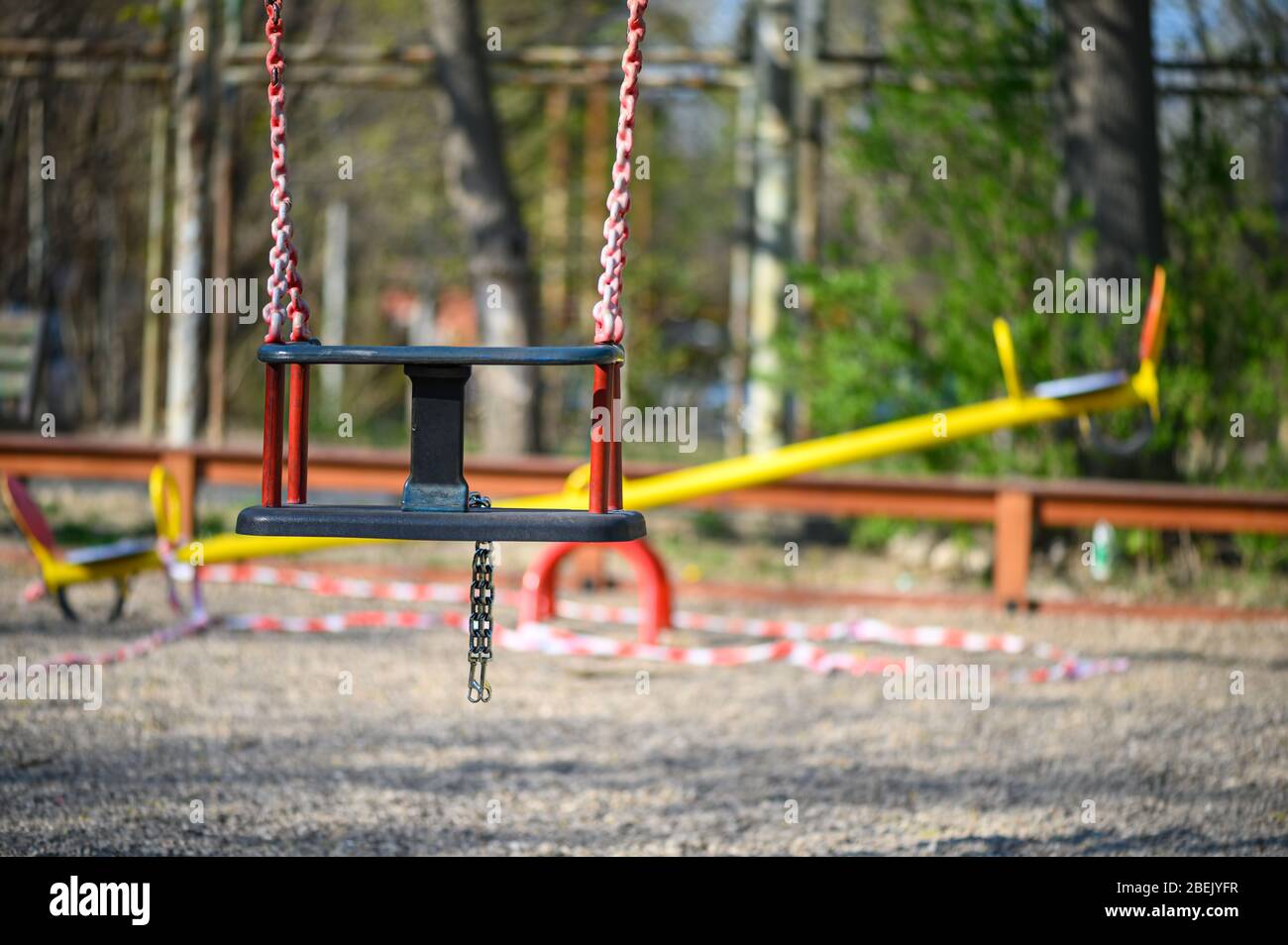 Leerer Kinderspielplatz im Wohngebiet von Chisinau, Moldawien während des Ausnahmezustands aufgrund der covid-19-Virus-Bedrohung Stockfoto