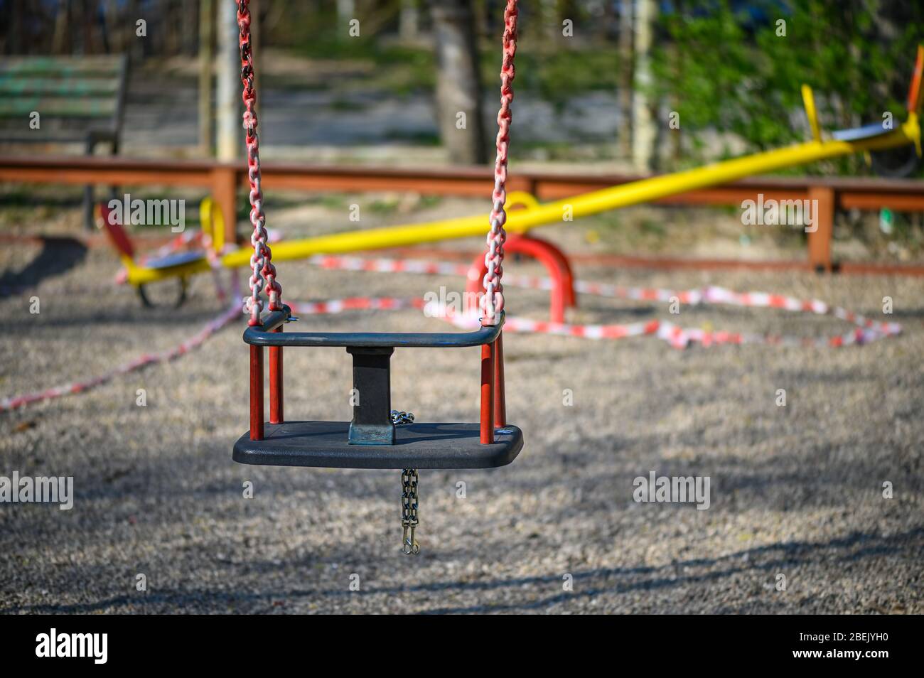 Leerer Kinderspielplatz im Wohngebiet von Chisinau, Moldawien während des Ausnahmezustands aufgrund der covid-19-Virus-Bedrohung Stockfoto