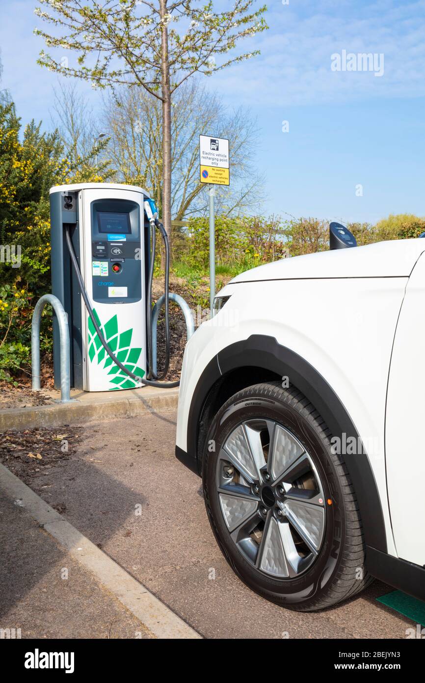 Neues Elektroauto Kia E Soul märz 2020 Elektroauto laden an einem öffentlichen Ladegerät für Elektroautos geparkt in Elektroauto laden Parkplatz UK Stockfoto