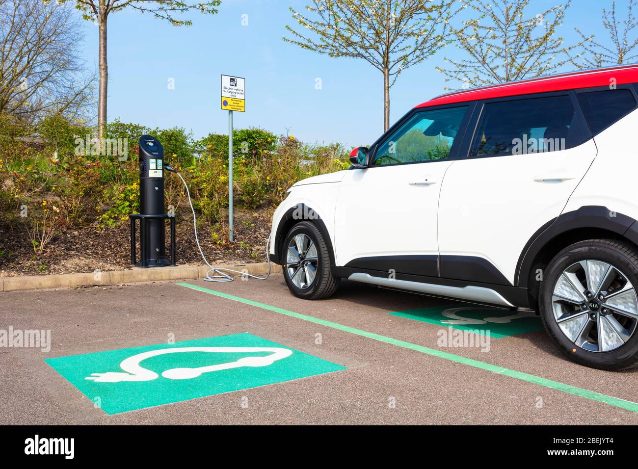 Elektroauto Kia E Soul märz 2020 Elektroauto wird an einem öffentlichen Elektroauto-Ladegerät aufgeladen, das auf einem Elektroauto-Ladeplatz in Großbritannien geparkt ist Stockfoto