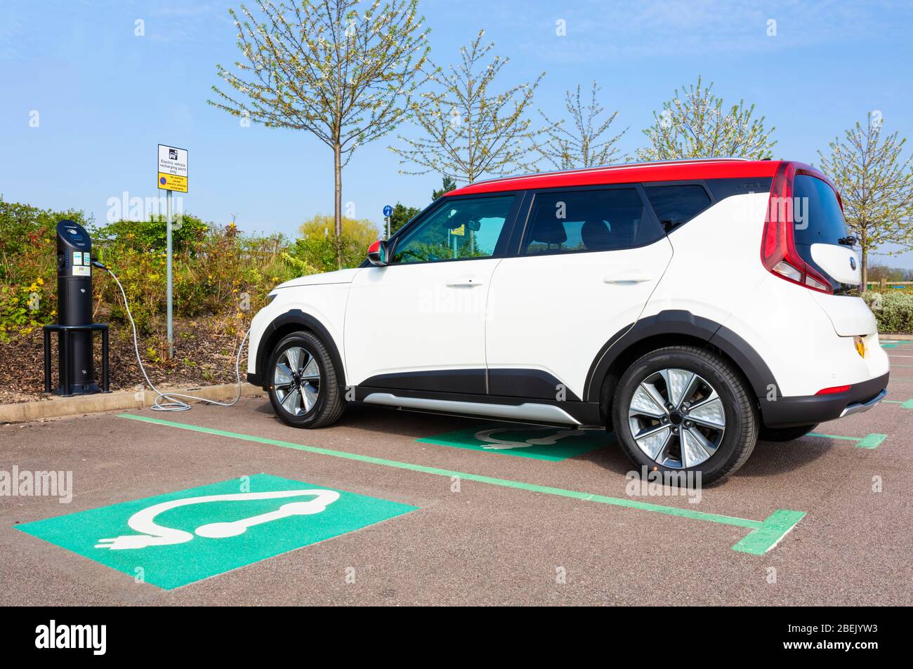 Neues Elektroauto Kia E Soul märz 2020 Elektroauto laden an einem öffentlichen Ladegerät für Elektroautos geparkt in Elektroauto laden Parkplatz UK Stockfoto
