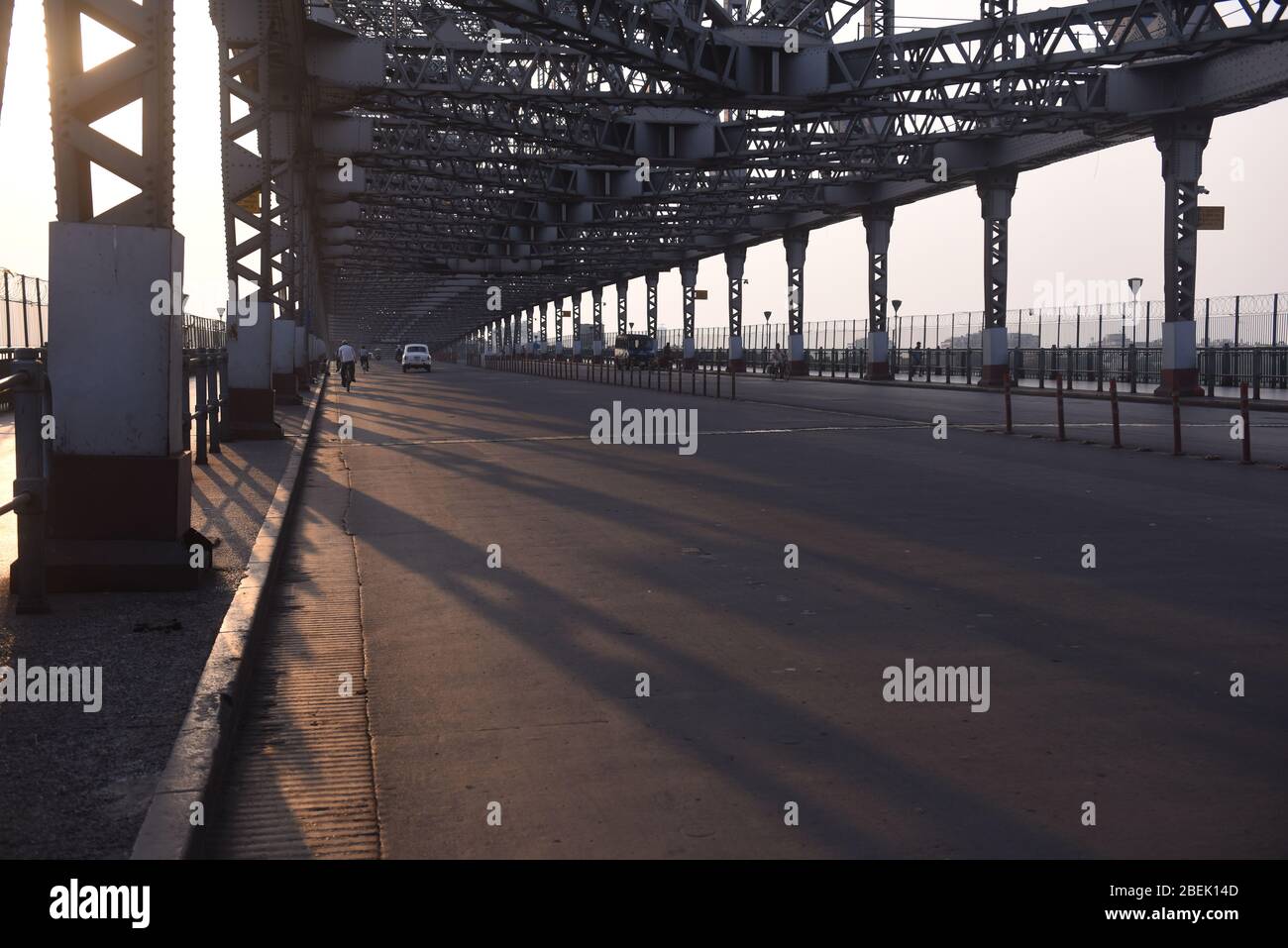 Kalkutta. April 2020. Während der landesweiten Sperrung in Kalkutta, Indien am 13. April 2020, sind auf der Howrah-Brücke nur wenige Passagiere zu sehen. Der indische Premierminister Narendra Modi hat am Dienstag die landesweite Sperrung bis zum 3. Mai inmitten der COVID-19-Pandemie verlängert. Kredit: Str/Xinhua/Alamy Live News Stockfoto