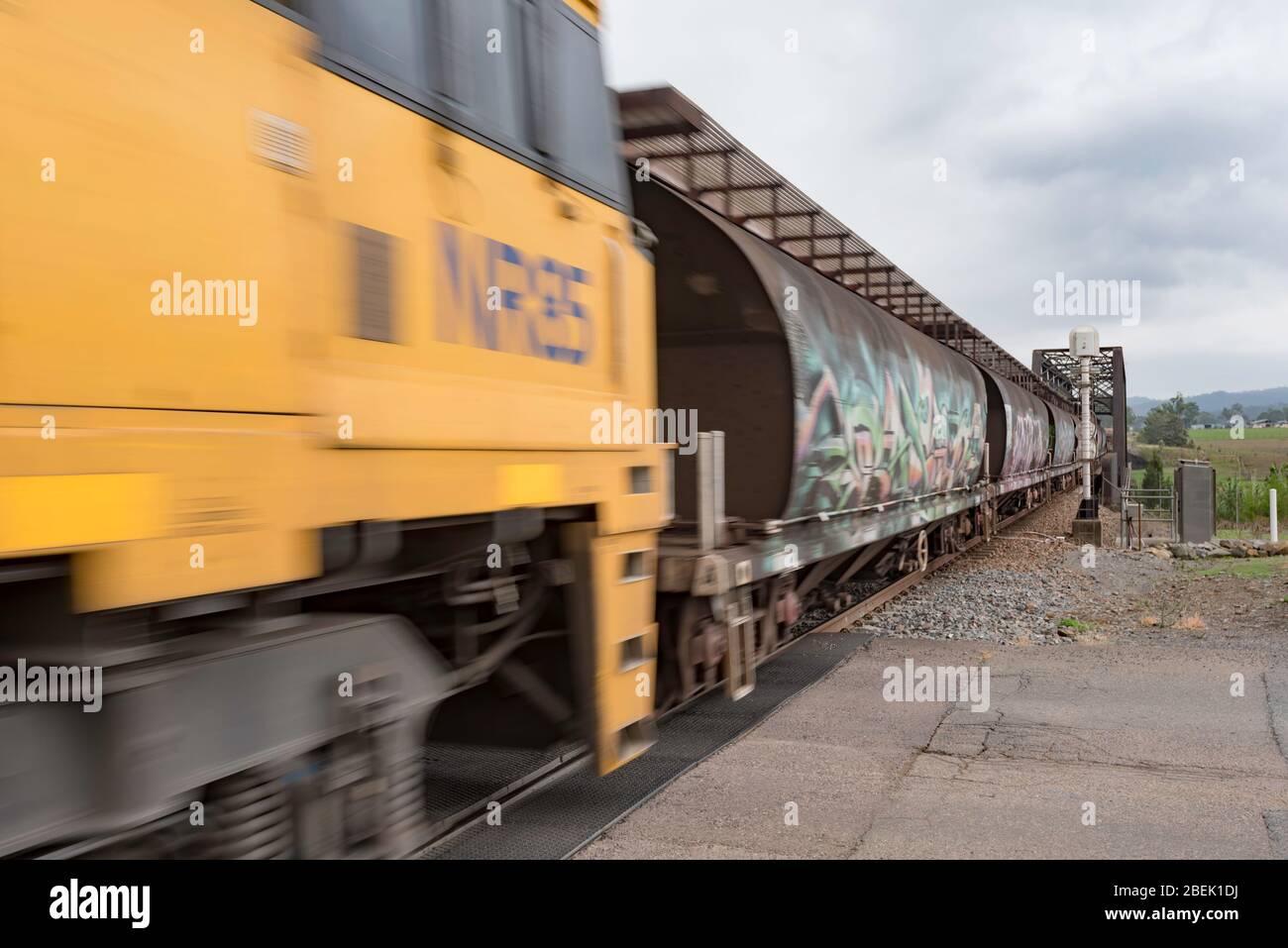 Ein schienengüterverkehr Diesel 92 Klasse mit Kohle zum Hafen von Newcastle aus Minen in der oberen Hunter Valley in New South Wales, Australien Stockfoto