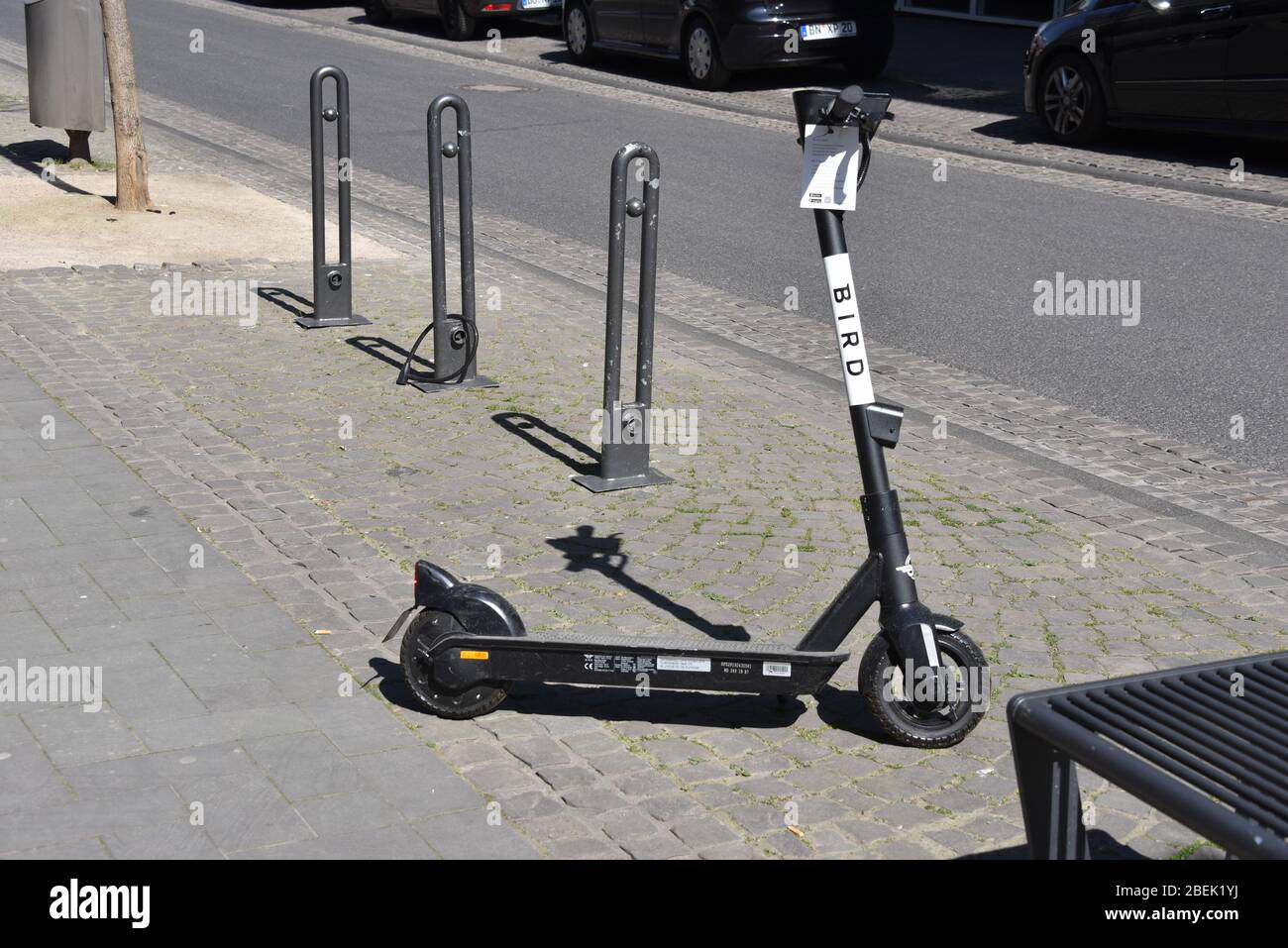 Köln, Deutschland. 10. Apr 2020. Ein E-Scooter der US-amerikanischen Motorroller-Verleihfirma BIRD steht am Straßenrand Quelle: Horst Galuschka/dpa/Horst Galuschka dpa/Alamy Live News Stockfoto