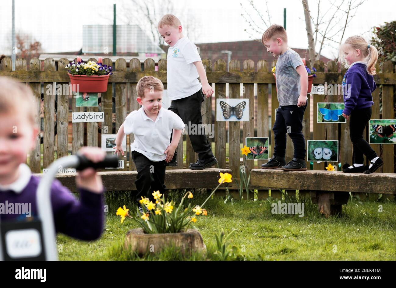 Kinder im Spielplatz im Freien in einem Kindergarten in Darlington, County Durham, Großbritannien. 18/4/2018. Foto: Stuart Boulton. Stockfoto