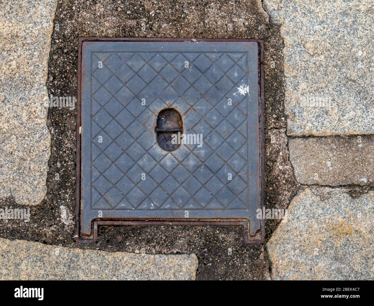 Quadratischer Deckel aus Gusseisen, Wasserregister, Steinboden, Petropolis, Rio de Janeiro, Brasilien Stockfoto