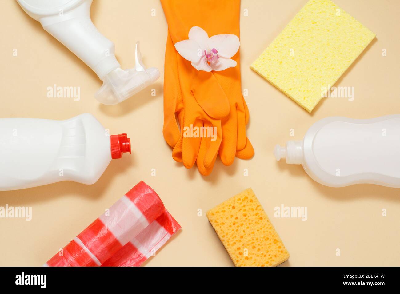 Plastikflaschen mit Spülmittel, Glas- und Fliesenreiniger, Spülmittel für  Mikrowellenherde und Herde, Gummihandschuhe, Müllsäcke und Schwämme auf  einem Stockfotografie - Alamy