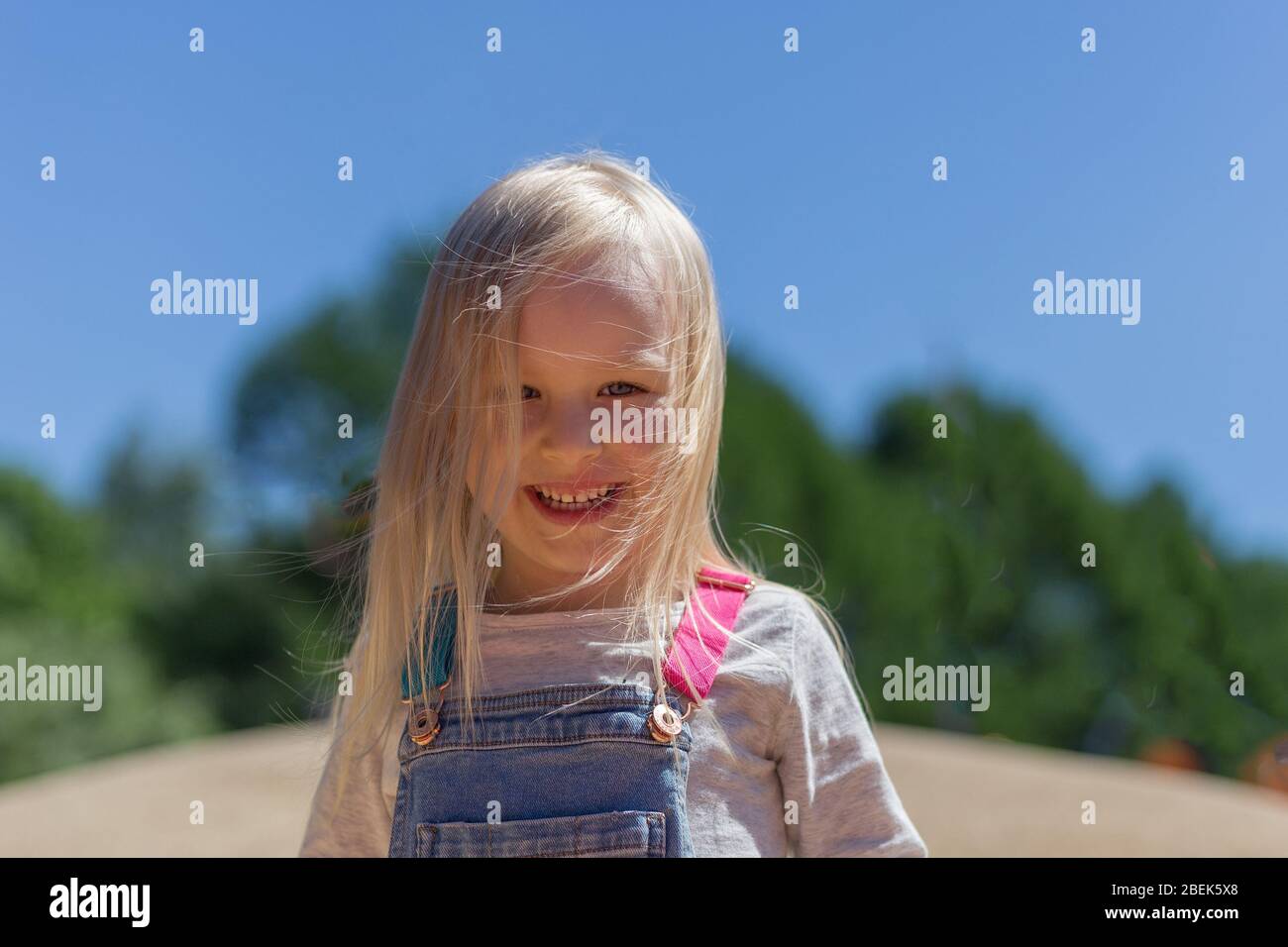 Porträt von glücklich blonde 4 Jahre Kleinkind Mädchen im Freien Stockfoto