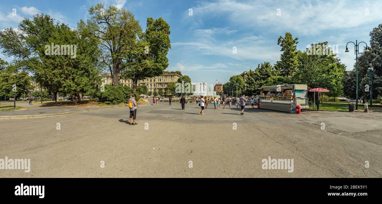 MAILAND, ITALIEN - 1. AUGUST 2019 - Weitwinkelpanorama zum Burgplatz und dem Brunnen vor dem Schloss Sforza, italienisch: Castello Sforzesco. Stockfoto