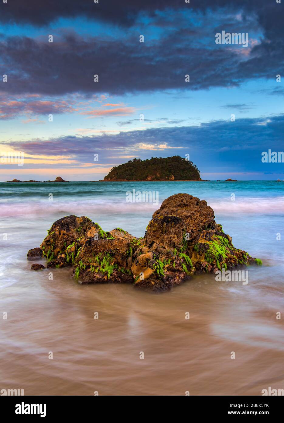 Motuotau Island bei Sonnenuntergang aufgenommen vom Mount Maungani, Taurunga, Neuseeland Stockfoto