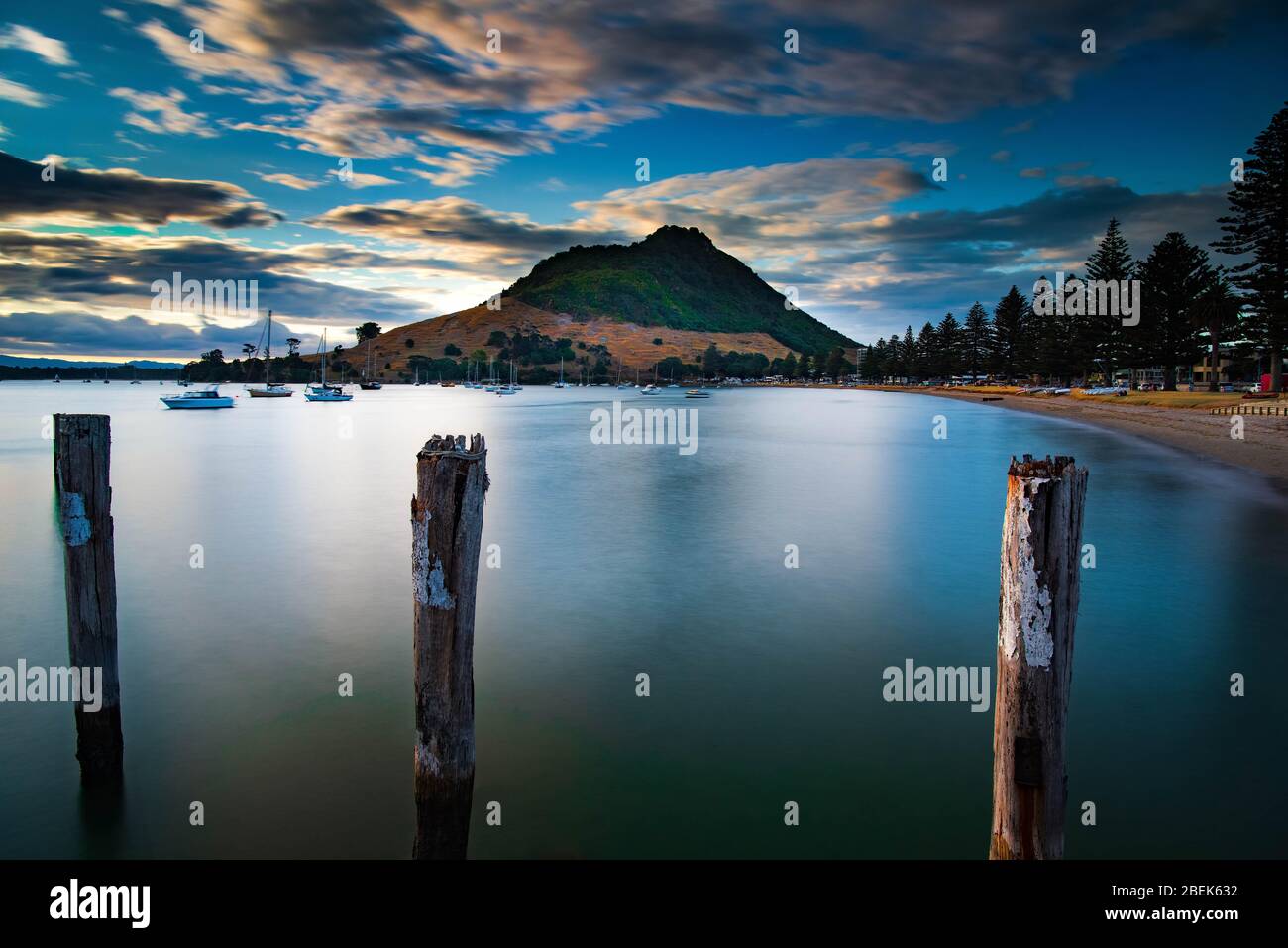 Pilot Bay bei Sonnenuntergang mit Mount Maunganui über der Bucht in der Ferne, Taurunga, Neuseeland Stockfoto