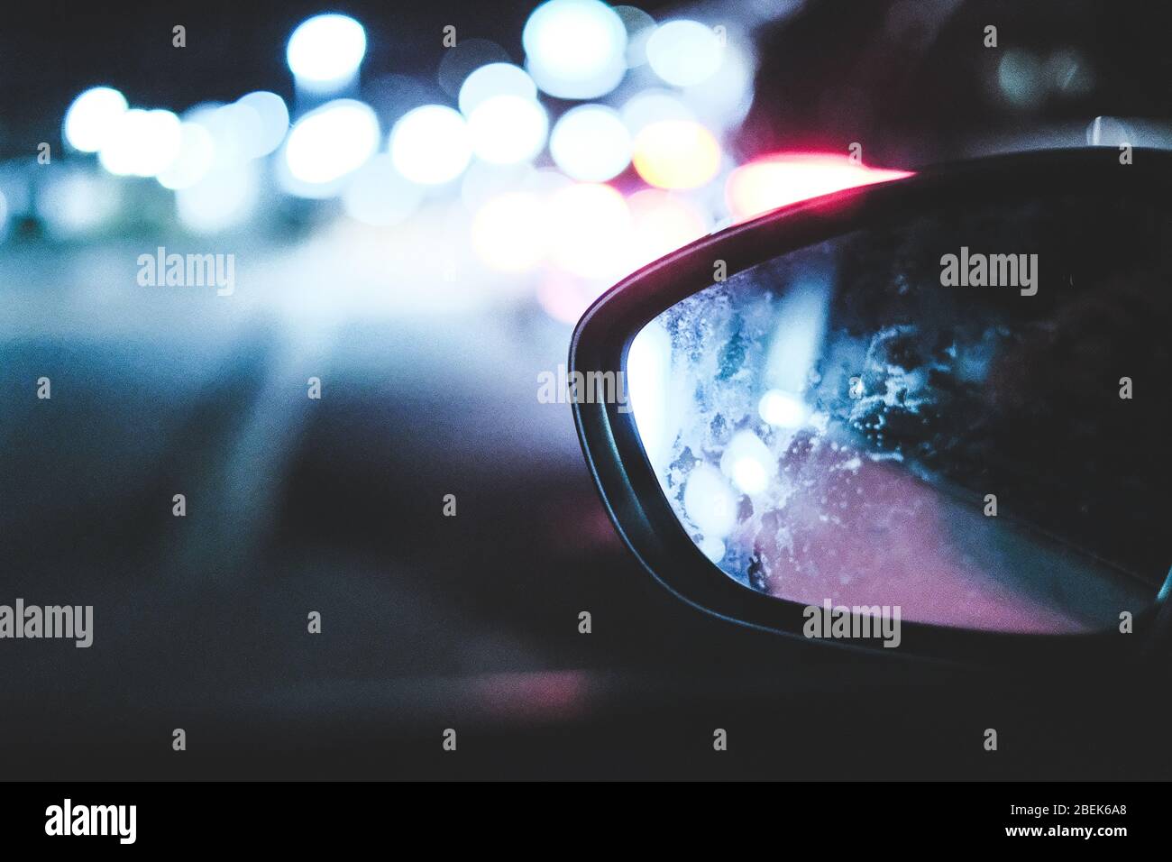 Bokeh Nachtlichter und Car Wing Spiegel Stockfoto