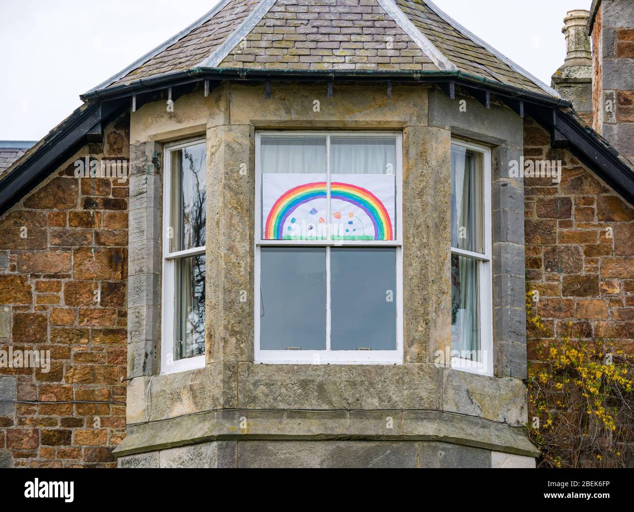 Coronavirus Covid-19 Hope Regenbogenzeichnung in viktorianischen Hausfenster während der Pandemie Sperrung, East Lothian, Schottland, Großbritannien Stockfoto
