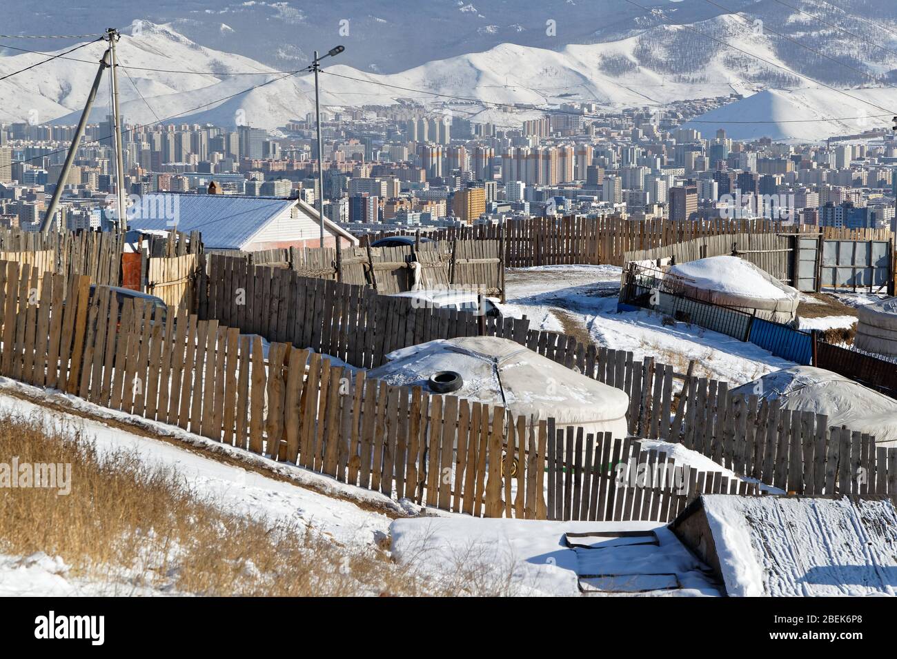 Vororte von Ulaan Baatar auf den Hügeln rund um die Stadt Stockfoto