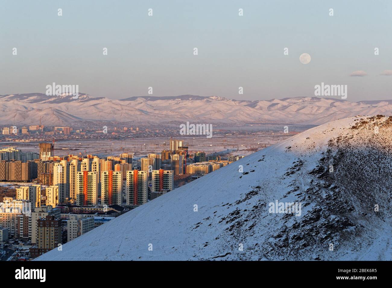 Ulaan Baatar Gebäude des Stadtzentrums bei Sonnenuntergang Licht Stockfoto