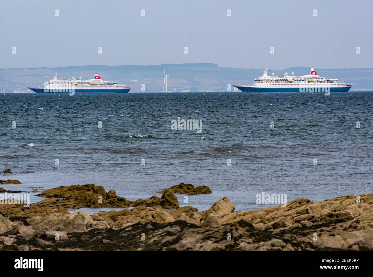 Fred Olsen Kreuzfahrtschiffe MV Black Watch & MV Boudicca ankerten im Firth of Forth in Coronavirus Covid-19 Pandemie Lockdown, Schottland, Großbritannien Stockfoto