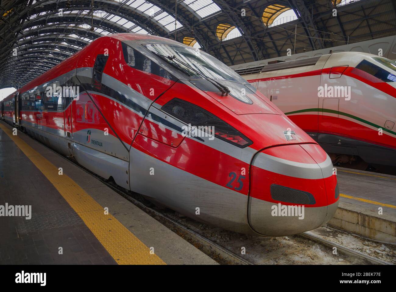 MAILAND, ITALIEN - 18. SEPTEMBER 2017: Haupttriebwagen des Hochgeschwindigkeitszugs Frecciarossa 1000 (V300ZEFIRO) aus der Nähe. Hauptbahnhof Mailand Stockfoto