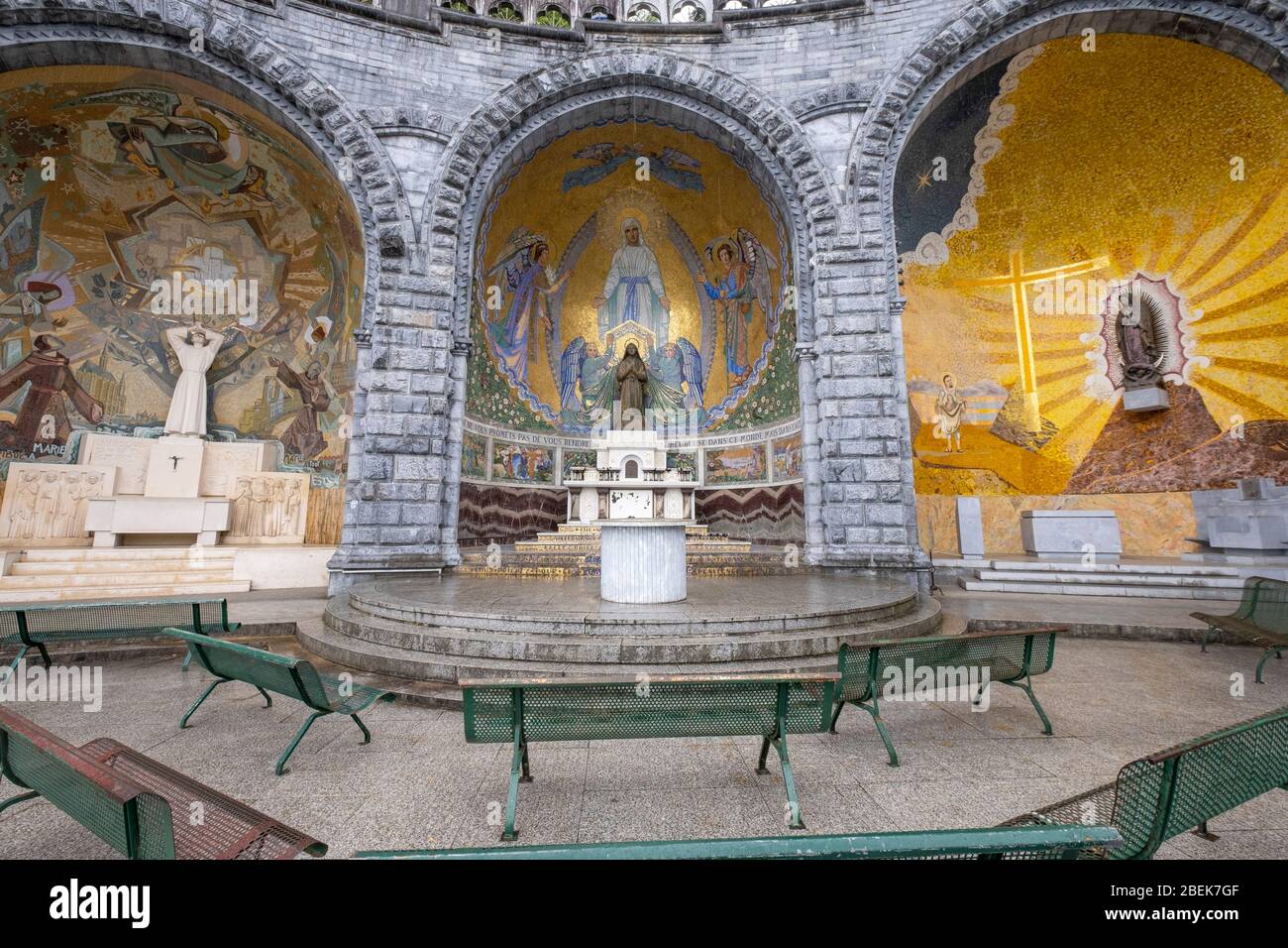 Altäre im Freien im Heiligtum von Lourdes, Frankreich, Europa Stockfoto
