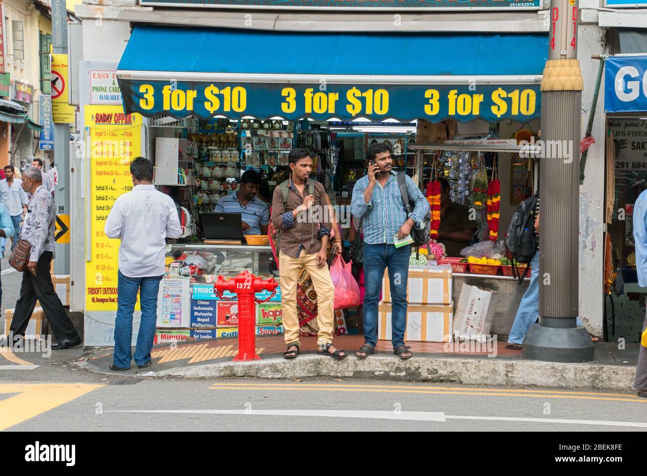 Wanderarbeiter in Little india Street singapur, singapur, Little india singapur, buntes kleines indien, indische Migranten singapur, Wandgemälde Stockfoto