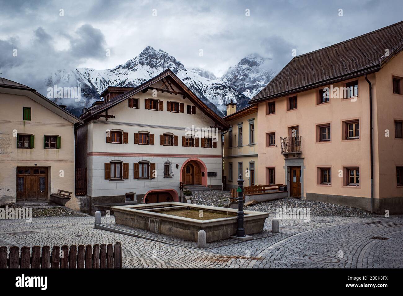 Alte Stadt in den Bergen, Schweiz geschickt Stockfoto