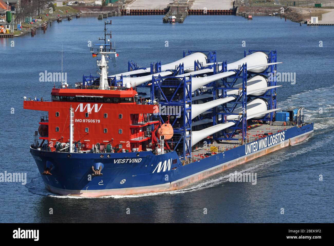 Deck Cargo Ship Vestvind mit einer Ladung Windturbinenblätter Stockfoto