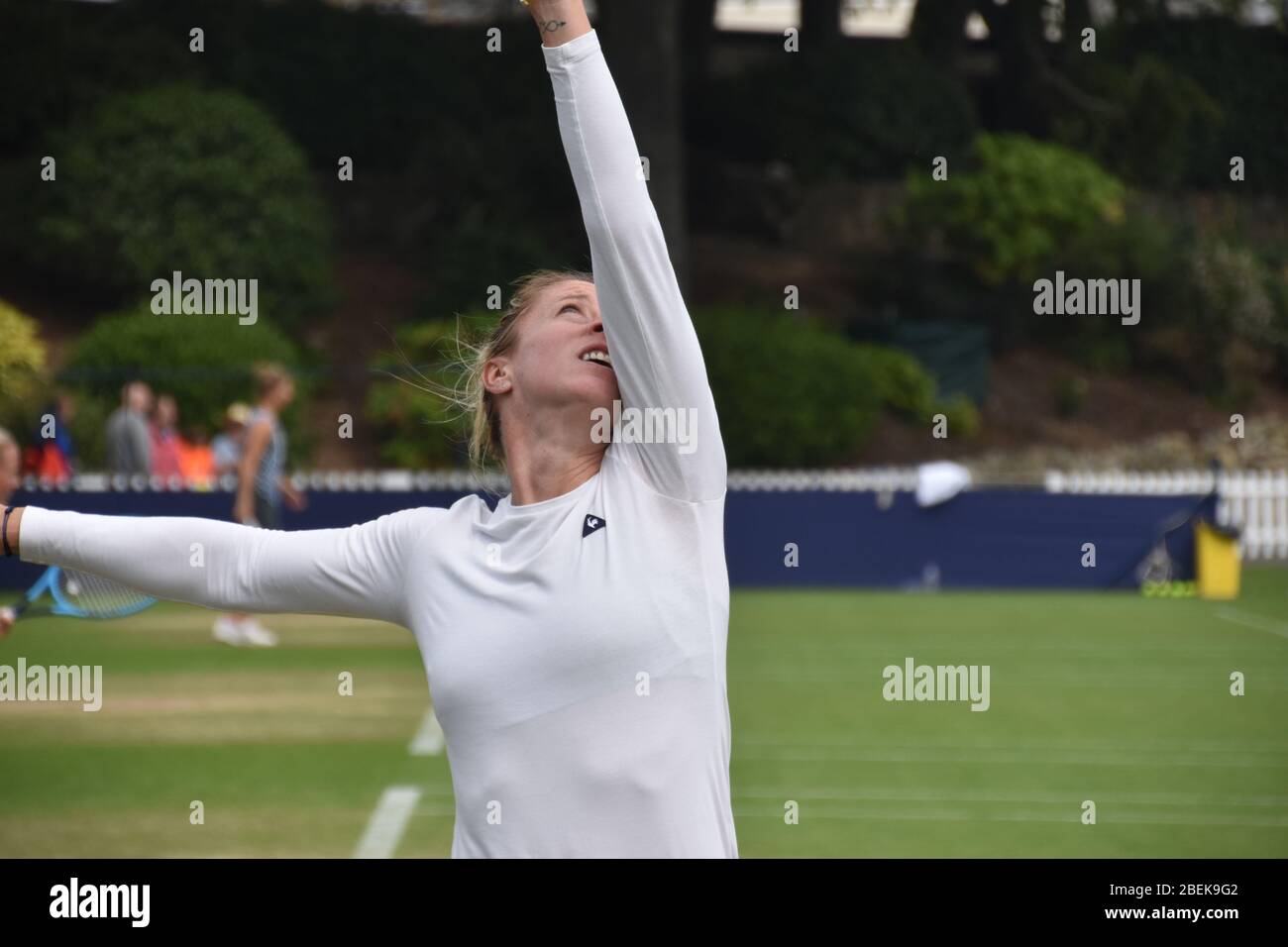 Ein Porträt der französischen Tennisspielerin Pauline Parmentier, die 2019 im Devonshire Park, Eastbourne, praktiziert Stockfoto