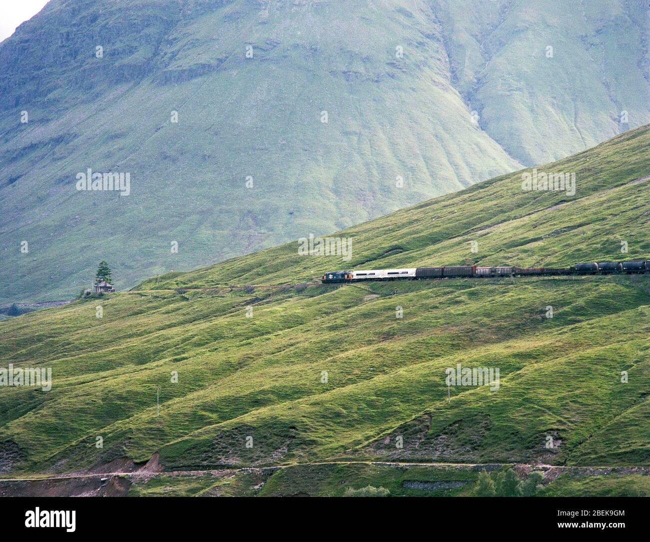 1987 Gütertransport auf der West Highland Railway, Scottish Highlands, UK Stockfoto