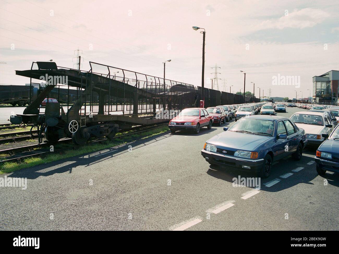1987, Ford Autos warten auf Transporter geladen werden, in Dagenham, Essex, Südostengland, Großbritannien Stockfoto