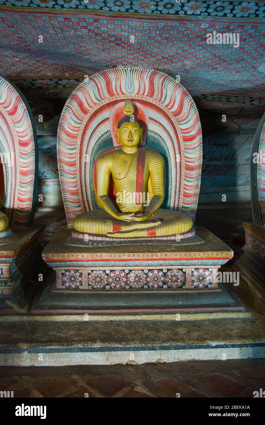 Alte Skulptur eines sitzenden Buddha in der Höhle Buddhistischer Tempel von Rangiri Dambulu Raja Maha Viharaya (Goldener Tempel). Dambulla, Sri Lanka Stockfoto