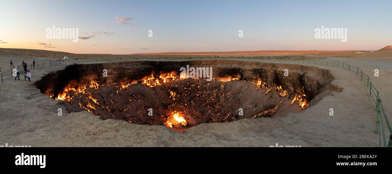 Panoramabilder des Darvasa Kraters, auch bekannt als der Tor zur Hölle, der Flammengaskrater in Darvaza (Darvasa), Turkmenistan Stockfoto