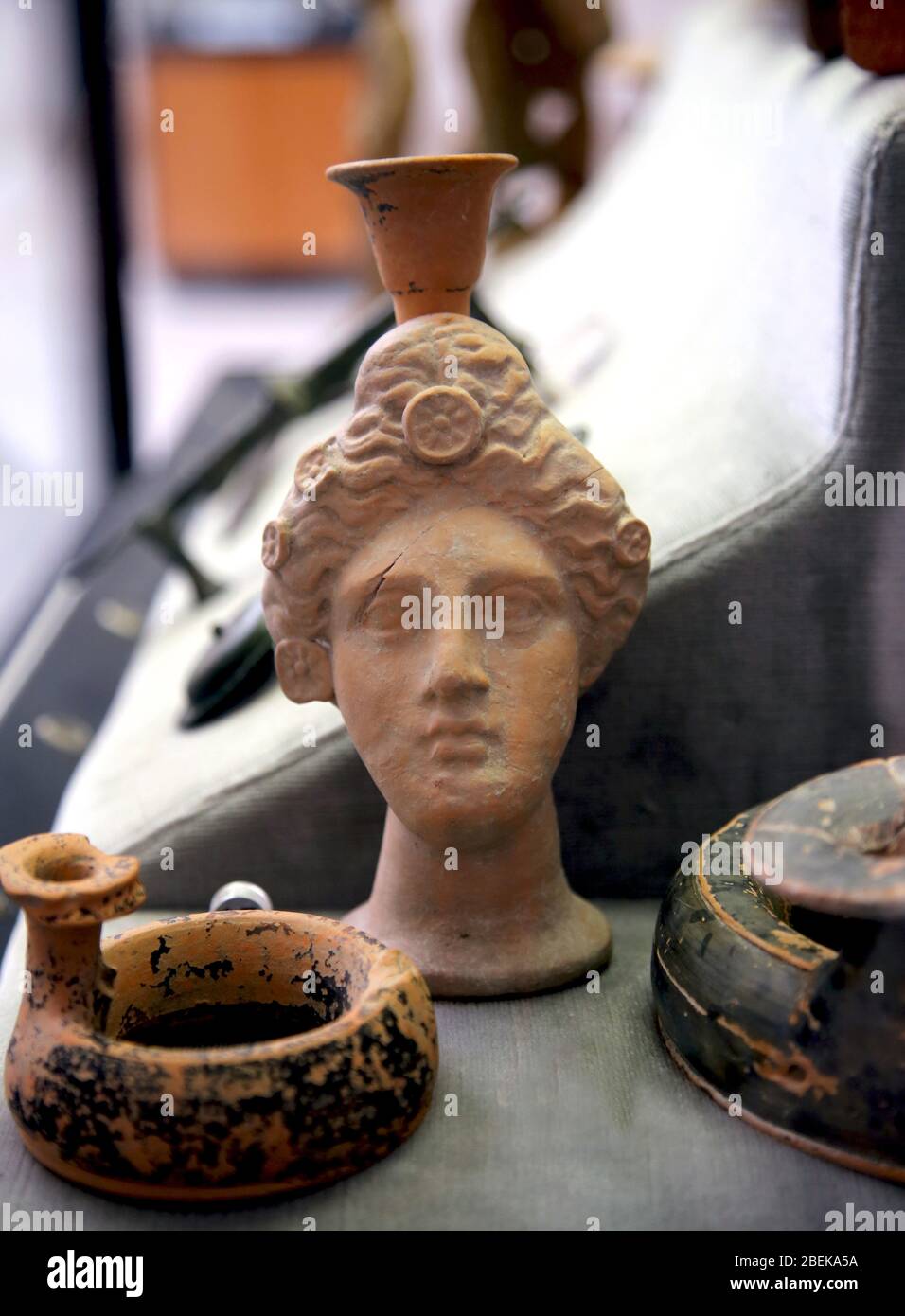 Vase für Duftöle (Lekythos) in Form eines weiblichen Kopfes. 4. Cent. BC.Terrakotta, Paestum. Museum von Paestum, Kampanien, Italien. Stockfoto